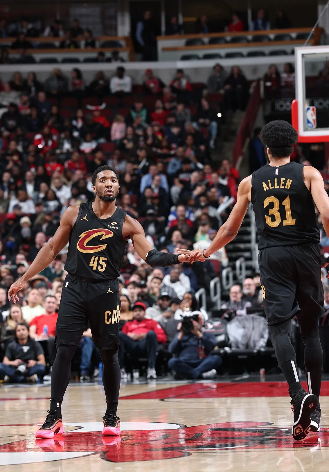 米兰体育官网-骑士队关键一战胜敌手，晋级季后赛的简单介绍