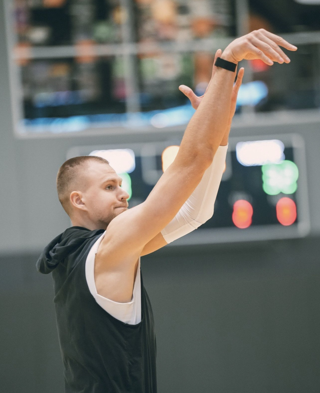 步行者鏖战日本男篮，波尔津吉斯惊艳世界的简单介绍