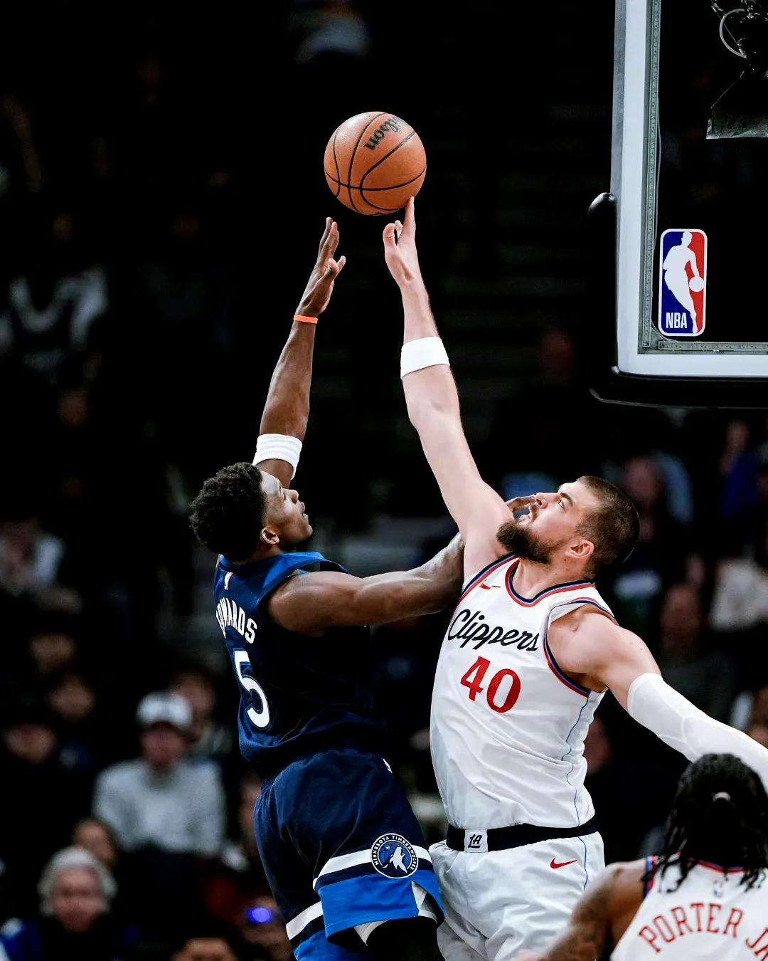 关于骑士完胜青岛队，伦纳德点燃赛场的信息