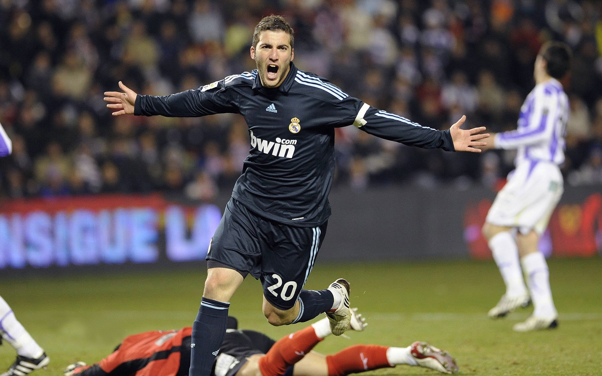 新疆队对阵勇士，保罗关键回合不手软